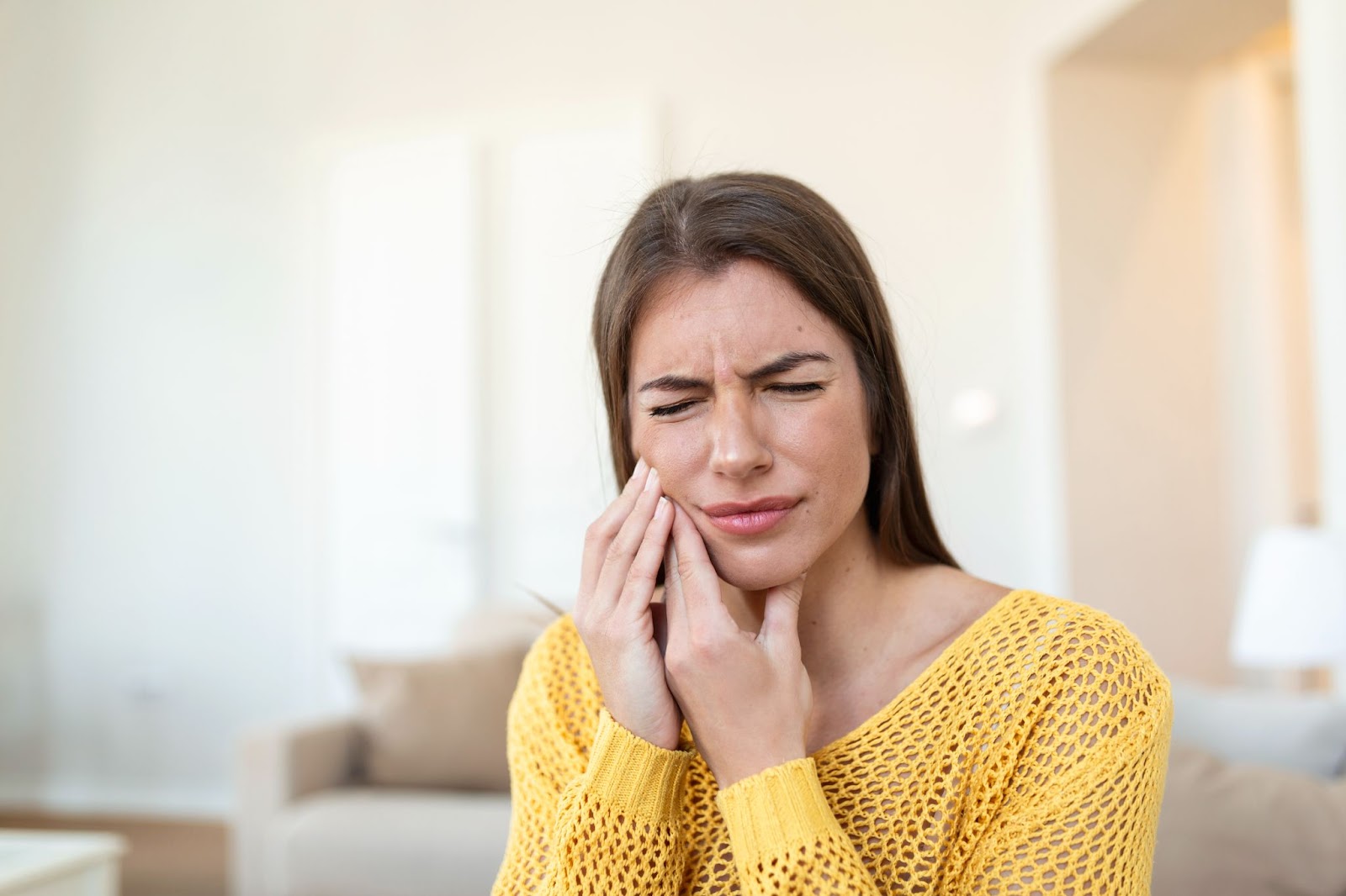 Sensibilidade nos dentes: causas e o que fazer
