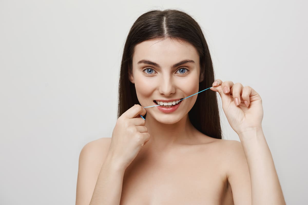 O fio dental deve ser utilizado antes ou depois da escovação?